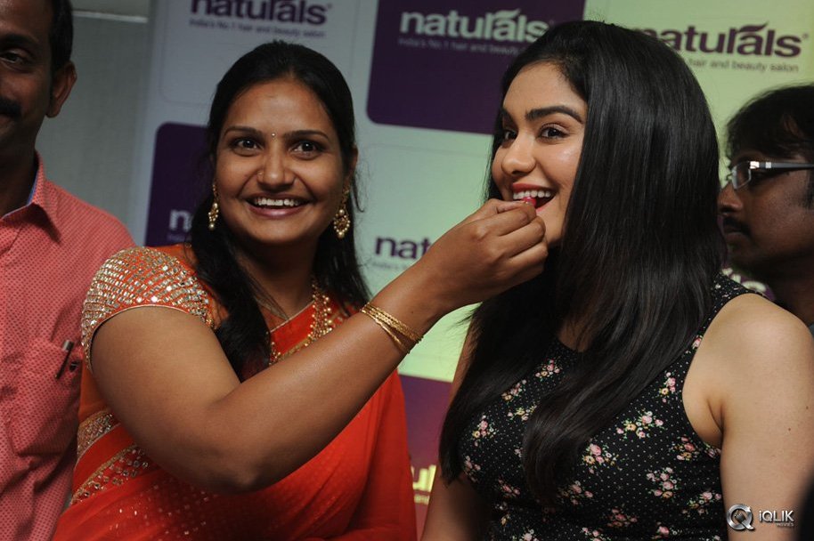 Adah-Sharma-Launches-Naturals-Salon-at-Pragathi-Nagar